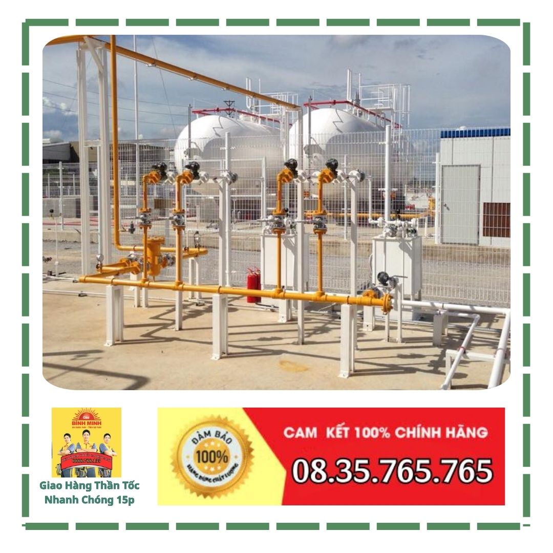 ✅ Thiết kế, thi công theo đúng TCVN, tiêu chuẩn quốc tế.  ✅ Bồn gas có giấy chứng nhận kiểm định, bảo hiểm trách nhiệm.  ✅ Đội kỹ thuật 100% được đào tạo PCCC và vận hành hệ thống gas áp lực cao.  ✅ Giao gas định kỳ – bảo trì hệ thống – kiểm tra cảm biến định kỳ.  ✅ Bảo hành 1–2 năm toàn bộ thiết bị và hệ thống gas.  ❖ Bảng báo giá tham khảo lắp đặt gas cho nhà máy Gói dịch vụ	Bao gồm	Giá tham khảo Hệ thống gas 6 bình 45kg	Tủ bảo vệ, van chia, đồng hồ áp, thi công hoàn chỉnh	20.000.000 – 30.000.000 VNĐ Hệ thống bồn LPG 300kg	Thiết kế + bồn + phụ kiện + bản vẽ hoàn công	60.000.000 – 90.000.000 VNĐ Hệ thống bồn LPG ≥ 1.000kg	Lắp đặt bồn lớn, cấp phép, thi công trạm gas trung tâm	Liên hệ để khảo sát cụ thể   Báo giá chỉ mang tính chất tham khảo, phụ thuộc vào diện tích, vật tư và quy mô sử dụng thực tế.  THÔNG TIN LIÊN HỆ GAS BÌNH MINH Tư Vấn hỗ trợ trực tiếp để quý khách được hài lòng về giá cả, phục vụ 24/24 cả ngày lễ. Hotline: 0888.788.133 Email: gasdonga.com@gmail.com Website: https://congtygasbinhminh.info/