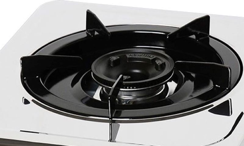 Bếp gas đơn NaMilux NH 172PS Bếp gas đơn NaMilux NH 172PS được trang bị kiềng thép phun sơn tĩnh điện, đảm bảo tính bền vững và dễ dàng vệ sinh. Bộ chia lửa bằng đồng bắt nhiệt tốt, giúp phân phối lửa đều và hiệu quả, từ đó tiết kiệm năng lượng và tối ưu hóa quá trình nấu nướng.